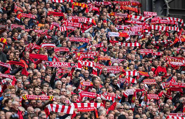 上海市政府向海港赠送冠军贺礼：木雕雄鹰和冠军奖杯刺绣