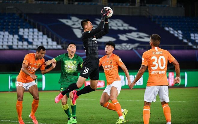 库尔图瓦昨夜对利物浦扑救8次，欧冠生涯仅次于22年决赛的9次（库尔图瓦昨夜战利物浦完成8次扑救，欧冠生涯第二高纪录，仅逊2022年决赛的9次）