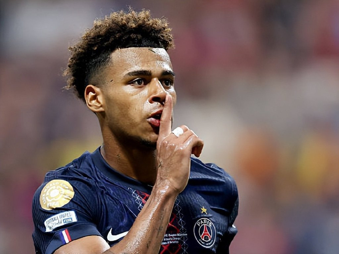 跟队：尤文想送走若昂-马里奥，然后签更有经验更全面的边后卫（随队记者：尤文考虑放走若昂-马里奥，寻求签下一名更有经验且更全面的边后卫）