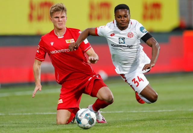 埃利奥特晒内马尔与梅西的球星卡，并配上了GOAT的emoji