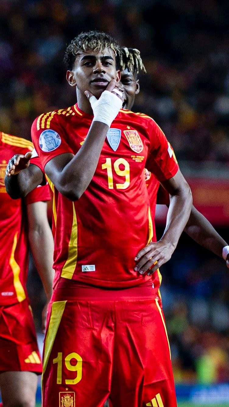 足球曼城后防核心伤缺三周，赛程压力巨大（曼城后防中坚伤停三周，密集赛程压力陡增）