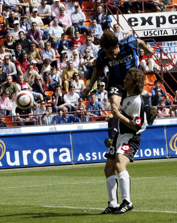 4-0胜格鲁吉亚，西班牙正式比赛连续30场不败创队史纪录（西班牙4-0击退格鲁吉亚，正式赛30场不败写队史新纪录）