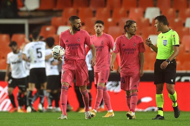 真要走了？孙兴慜在赛后领奖前多次拒绝佩戴队长袖标